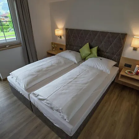 Flat Near Four Lifts In Apartman *