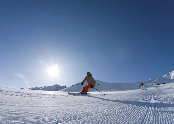 Flat Near Four Lifts In 公寓